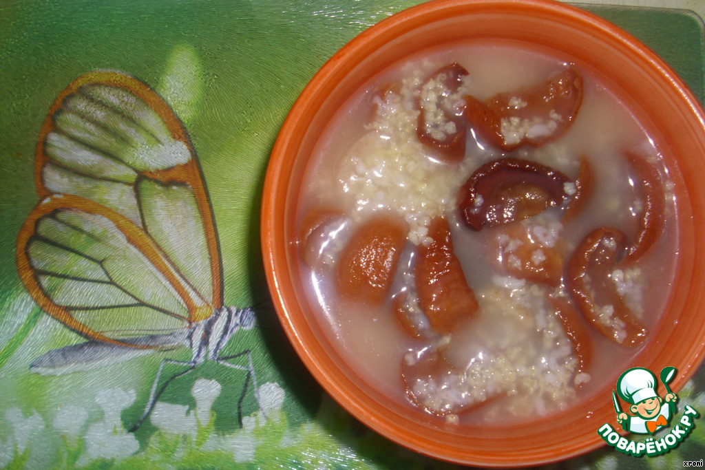 Sweet soup-porridge with dried apples and pears