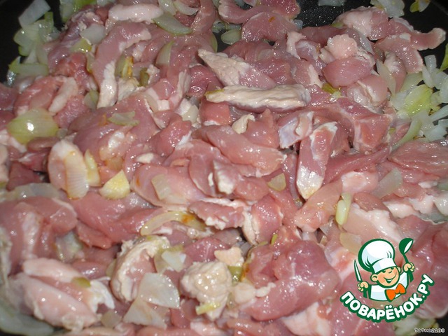 Свинина, тушенная с черносливом и яблоками