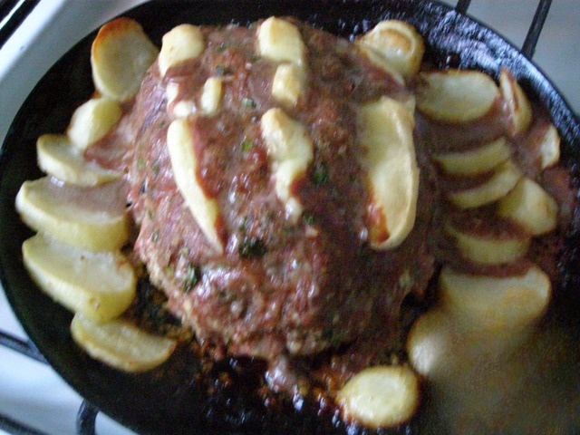 Roll of minced meat with potatoes