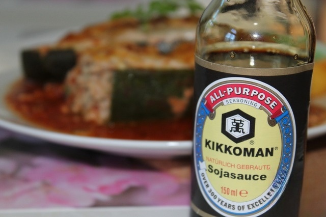 Stuffed zucchini with tomato sauce