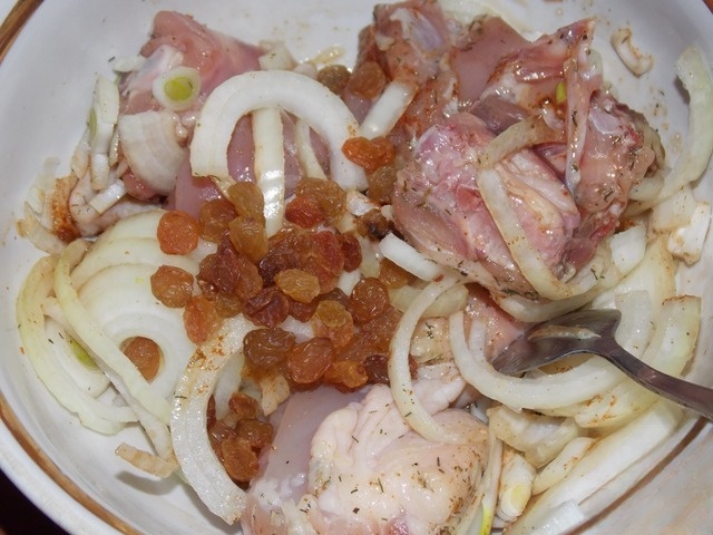 Курица, запечённая с изюмом