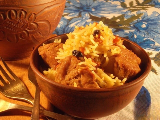 Свинина с рисом в горшочках