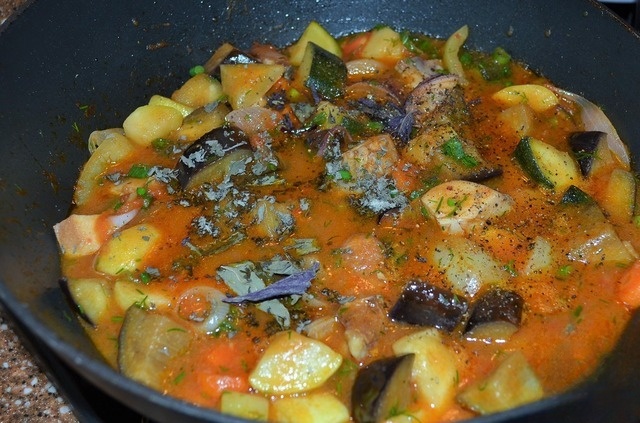 Гуляш овощной с копченой курицей