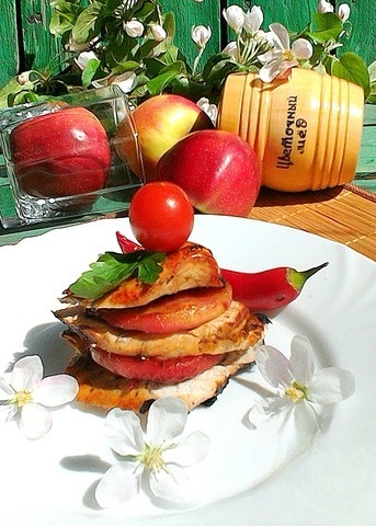 Грудка с карамелизированными яблоками и клюквой