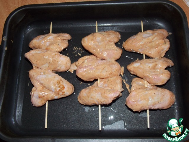 Skewers of chicken wings with vegetables