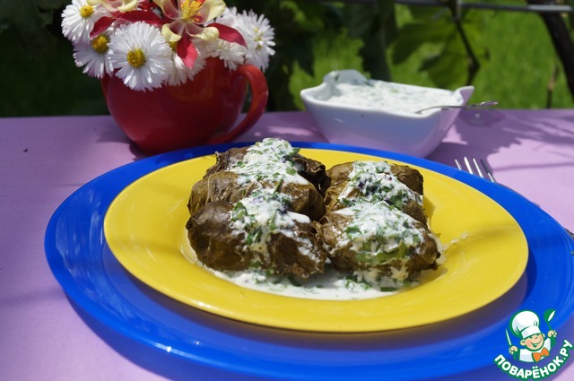 Долма под соусом из мацони