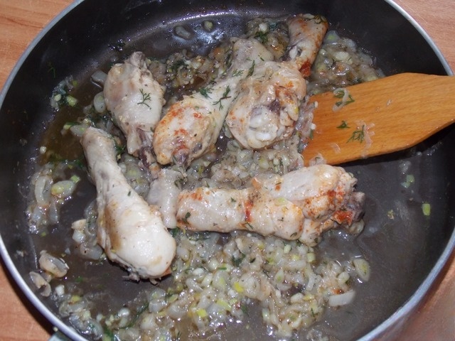 Курица с луком и рисом