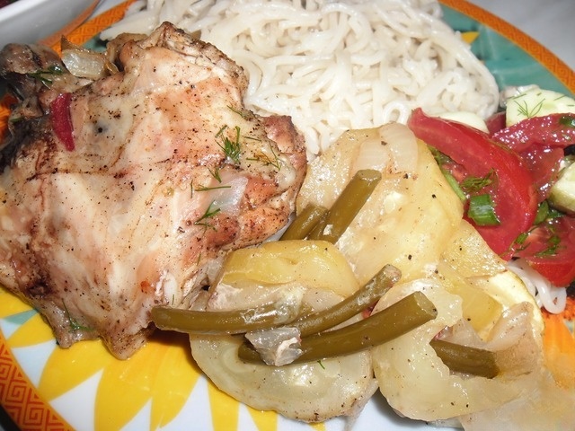 Куриные окорочка с кабачком и чесночными стрелками