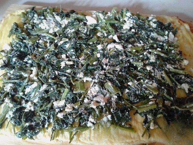 Omelet roll with spinach and feta