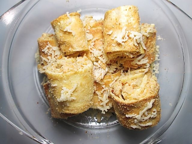 Rolls with cheese and chicken filling