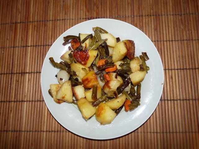 Baked potatoes with green beans