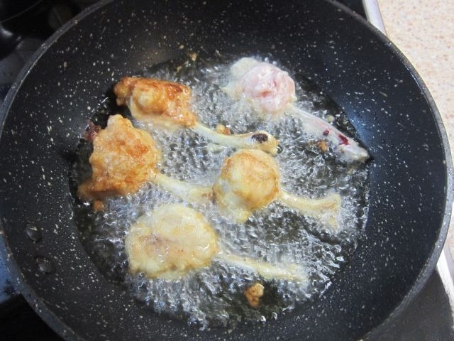 Тюльпаны из куриных ножек и крылышек