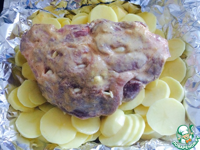 Baked ham home-style with garlic and potatoes