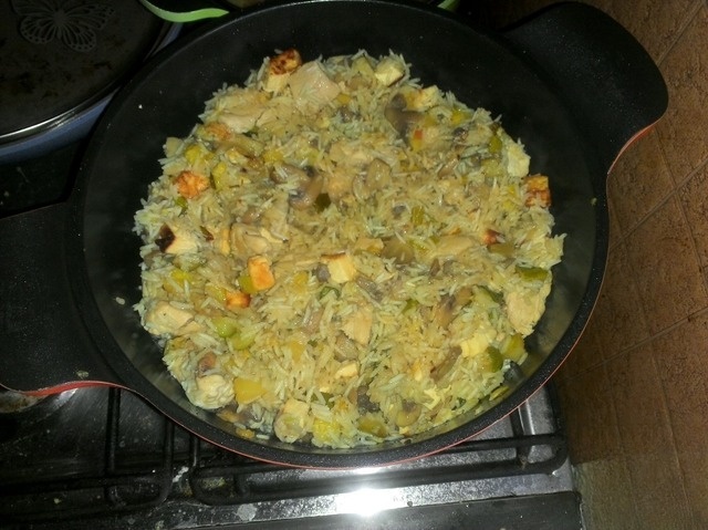 Паэлья с курицей, грибами, цуккини и сыром