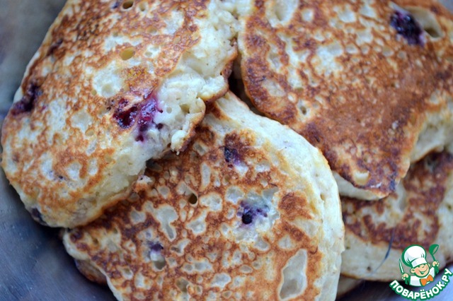 Oat pancakes with banana and BlackBerry