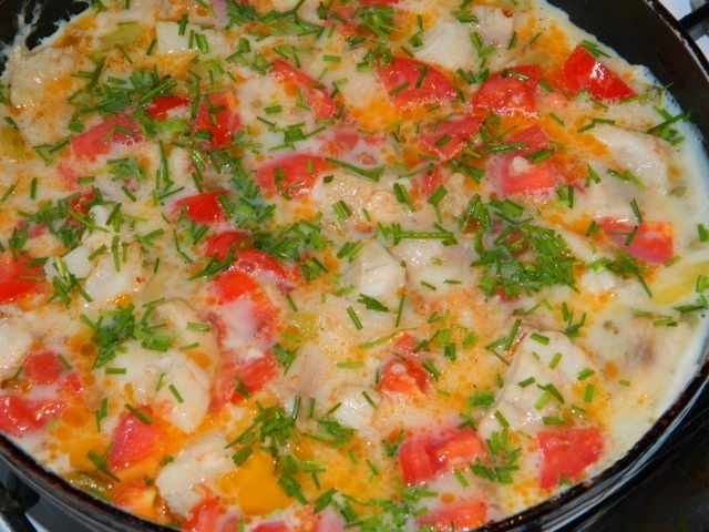 Fish with vegetables in an omelet