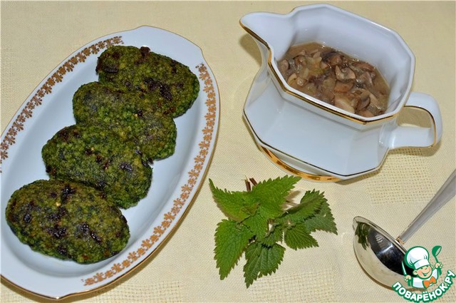 Millet burgers with nettle and mushroom sauce