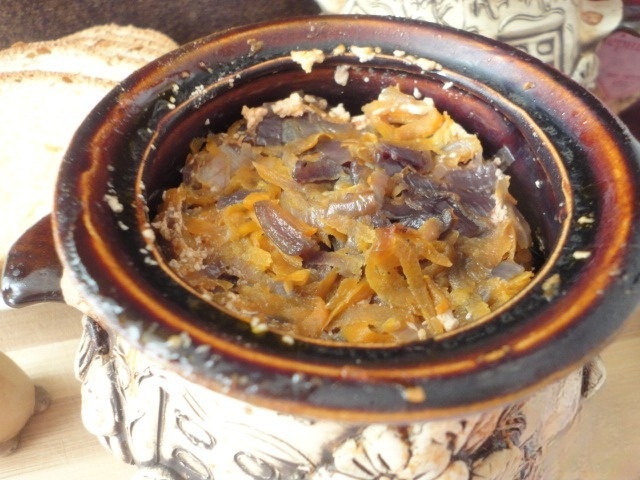 Фасоль с индейкой в горшочках