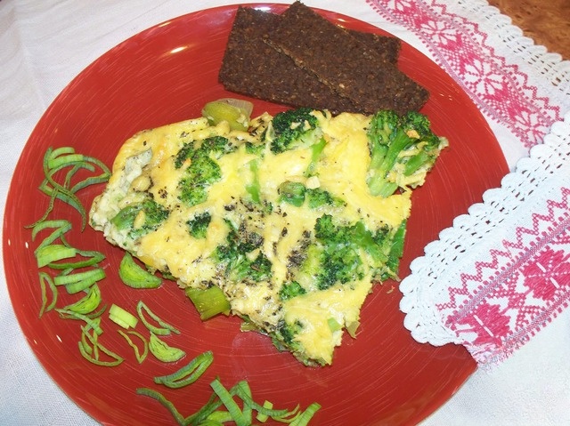 Фриттата с брокколи и луком-пореем