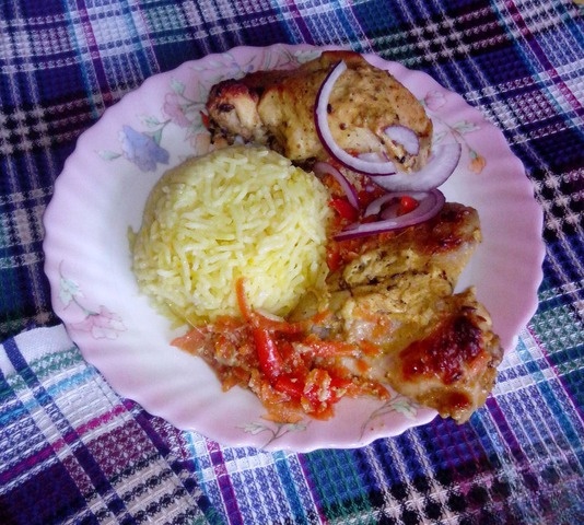 Курица Тандури и ароматный рис на кокосовом молоке с шафраном