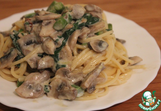 Spaghetti with mushrooms, asparagus and spinach