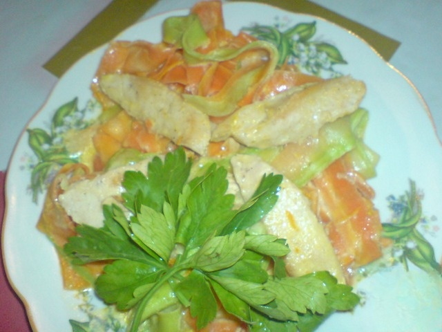 Овощная лапша с филе цыпленка в сливочном соусе с соком и цедрой апельсина