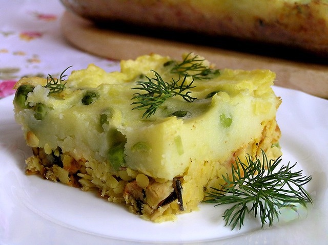 Шепарсдкий пирог с желтой чечевицей и мидиями