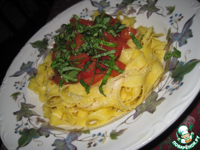 Pasta with fresh tomatoes