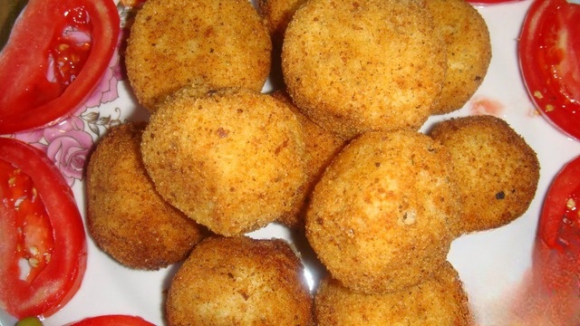 Колобки из картошки, рыбы и горошка