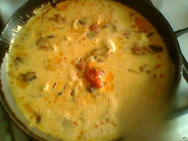 Scrambled eggs with mushrooms