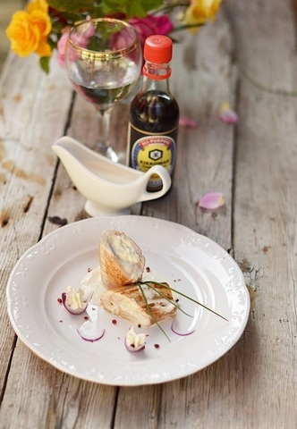 Куриный рулет с сырным соусом