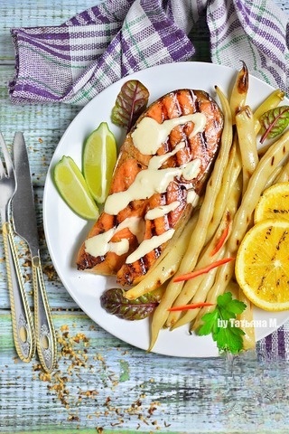 Griddled salmon with green beans and white sauce