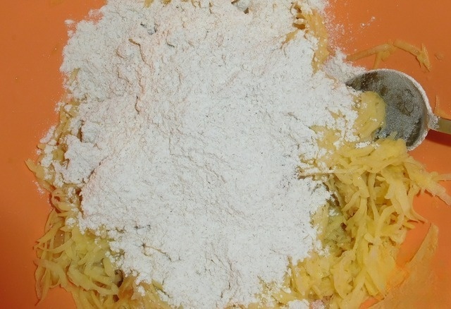 Pancakes with Apple and cranberry sauce