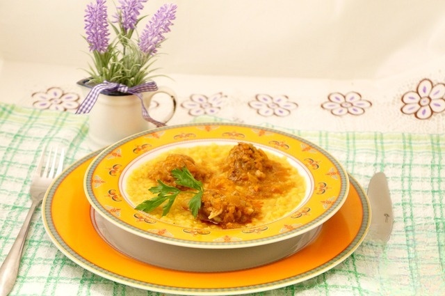 Lentil porridge with meatballs