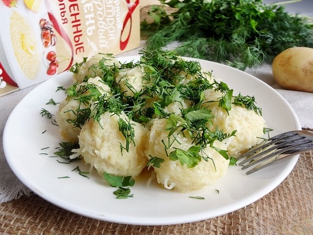 Клецки из пшенных хлопьев и картофеля
