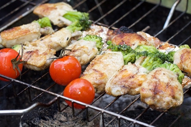 Куриные крылышки с брокколи для пикника