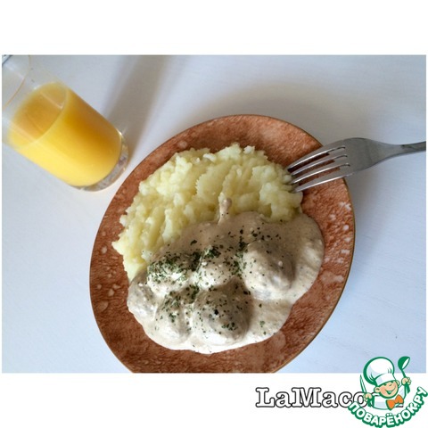 Meatballs in creamy mushroom sauce