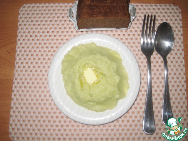 Pale green mashed potatoes with leeks