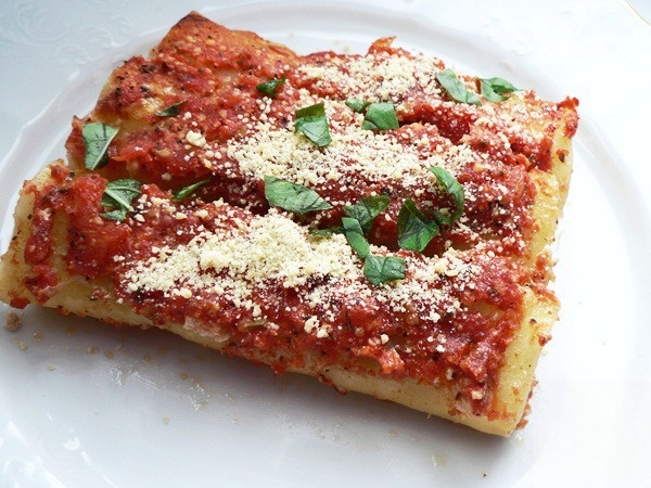 Cannelloni with chicken tomato sauce