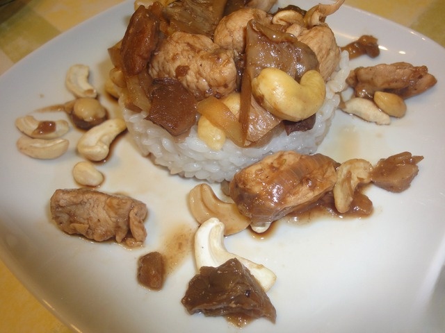 Курица с кешью и грибами