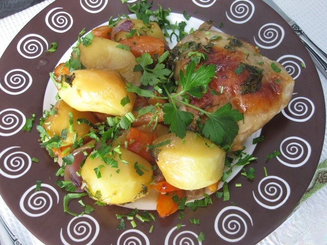 Курица с картофелем и овощами 