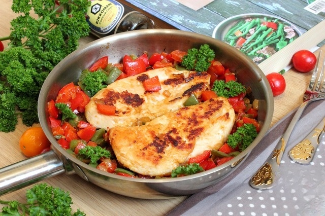 Жареные грудки со сладким перцем