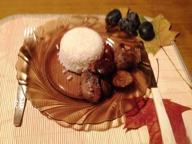 Chicken liver with plums