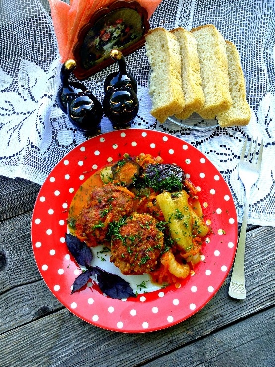 Meatballs stewed with vegetables