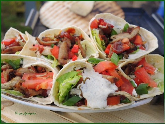 Лаваш с курицей-гриль и овощами