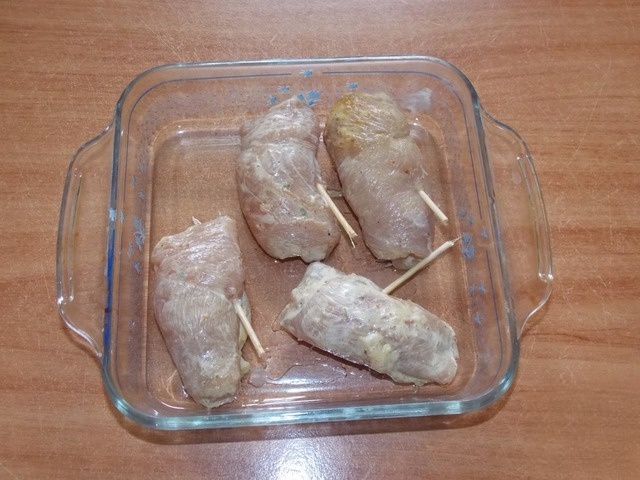 Куриные рулетики со смородиной