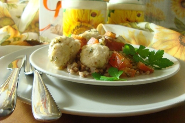 Куриные шарики с овощами и гречкой