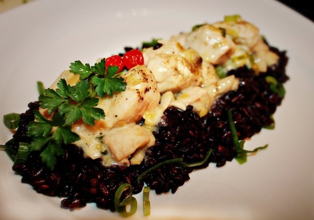 Куриная грудка в сливочно-винном соусе