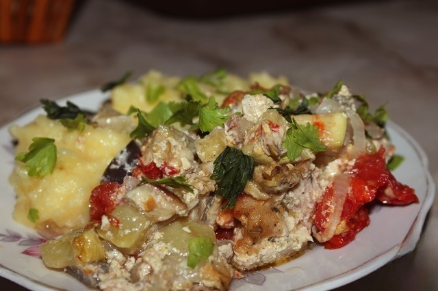 Курица, запеченная с овощами