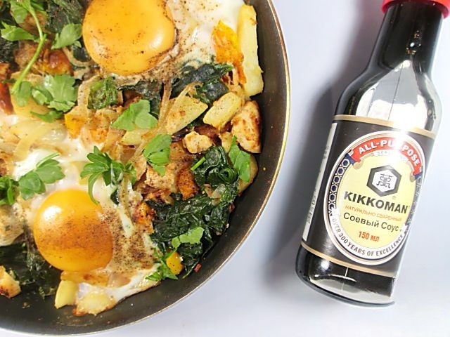 Картофельная тортилья с глазуньей и курицей